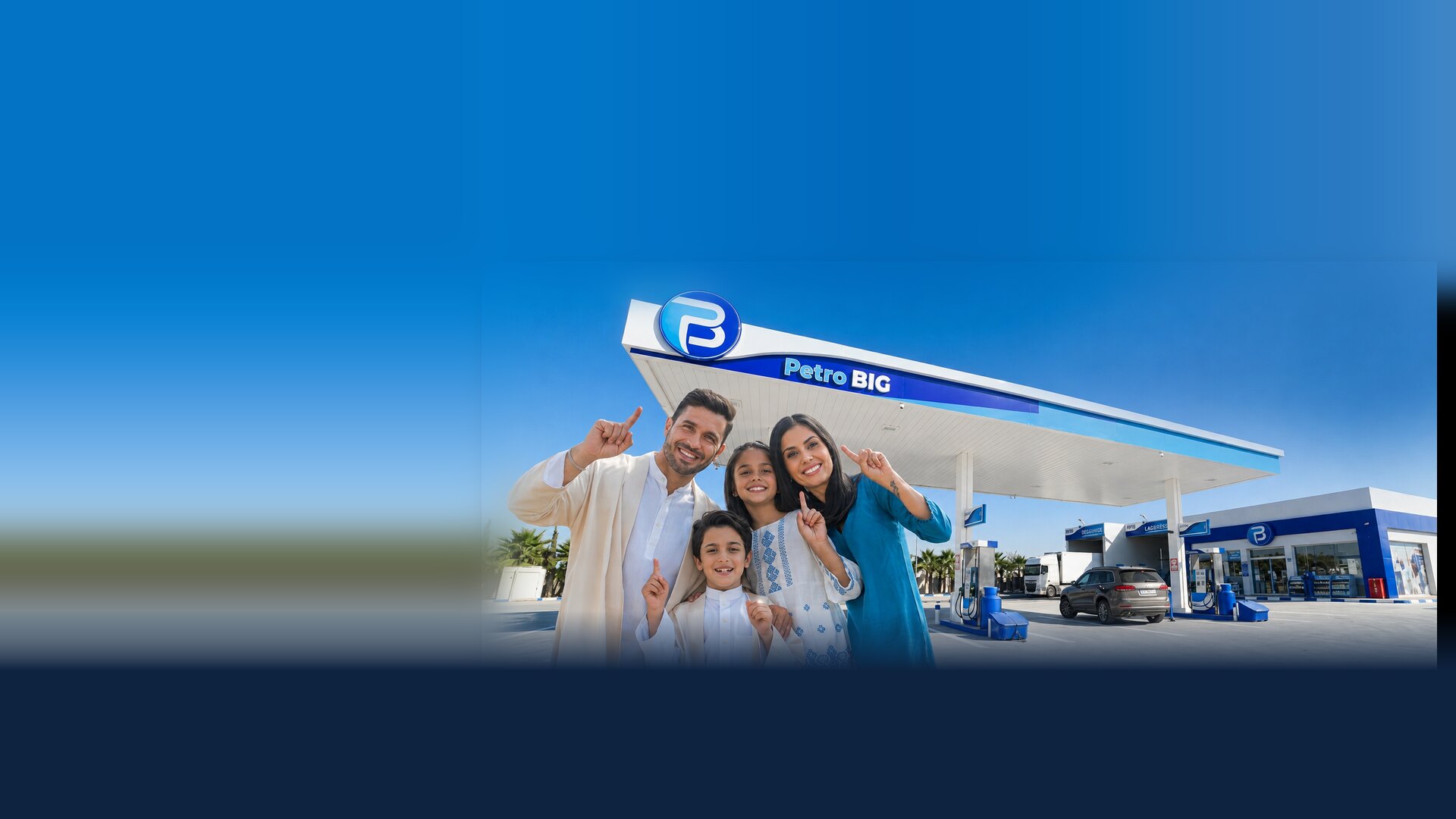 Famille souriante devant une station PETROBIG